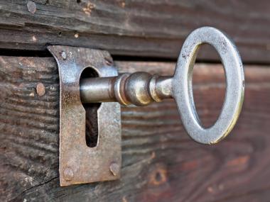 Billede af en nøgle i en dør